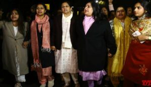 Bjp mahila morcha protested outside arvind kejriwal's residence