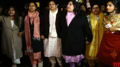 Bjp mahila morcha protested outside arvind kejriwal's residence